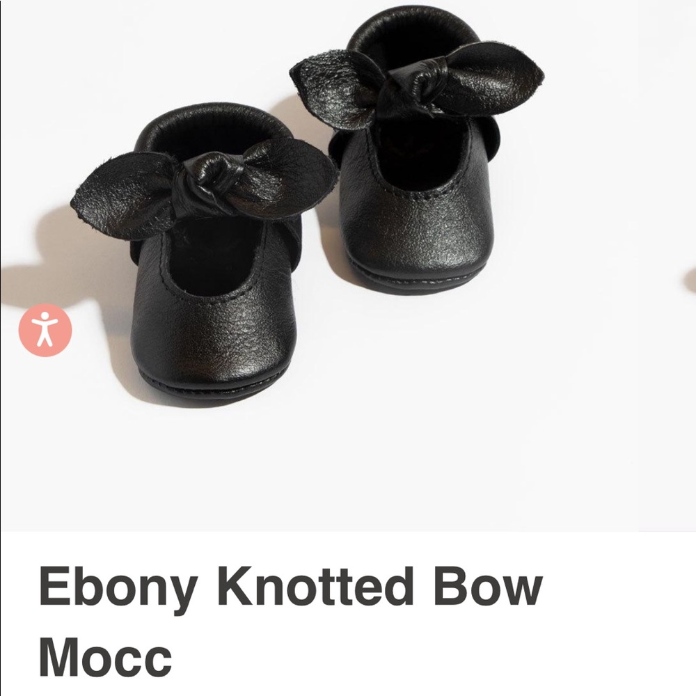 Freshly picked ebony knotted bow